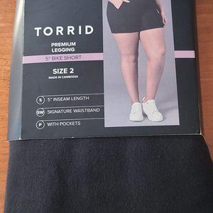 Torrid Signature waist 5 inch black bike short w/ pockets- NWT Size 2